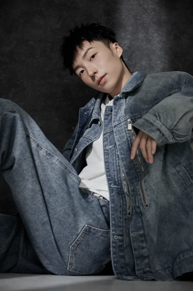 Seated denim portrait of Z·GY